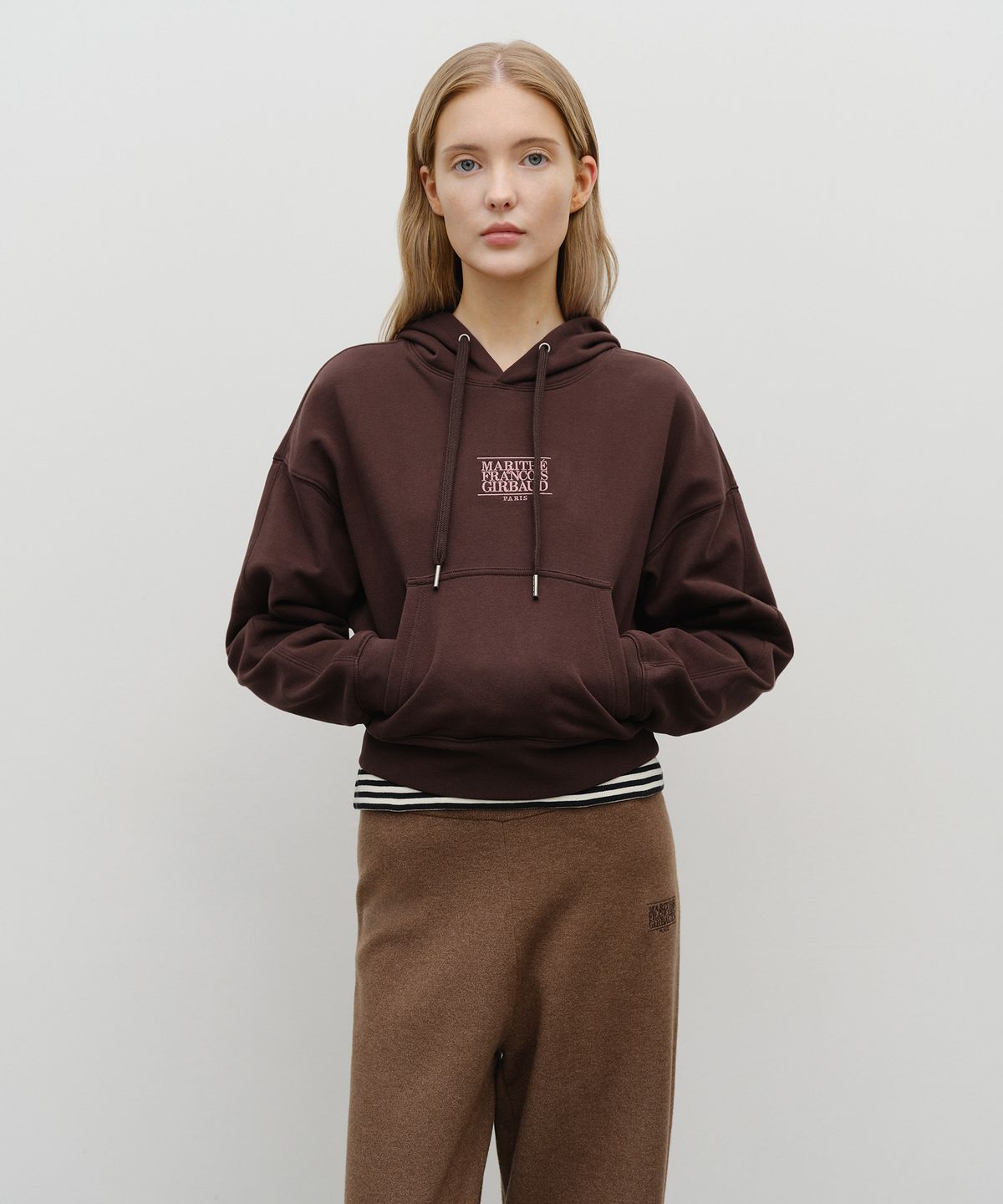 마리떼 프랑소와 저버(MARITHÉ + FRANҪOIS GIRBAUD) W SMALL CLASSIC LOGO CROP HOODIE brown