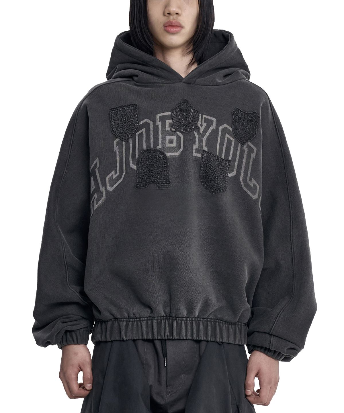 아조바이아조(AJOBYAJO) University Wappen Batwing Hoodie [CHARCOAL]