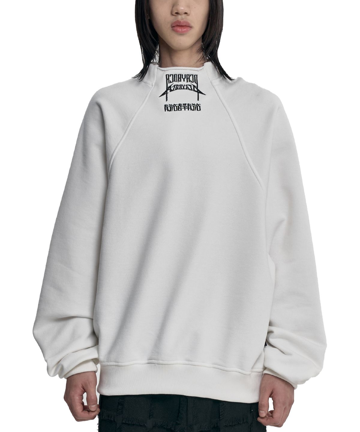 아조바이아조(AJOBYAJO) Raglan High Neck Arch Logo Sweatshirt [WHITE]