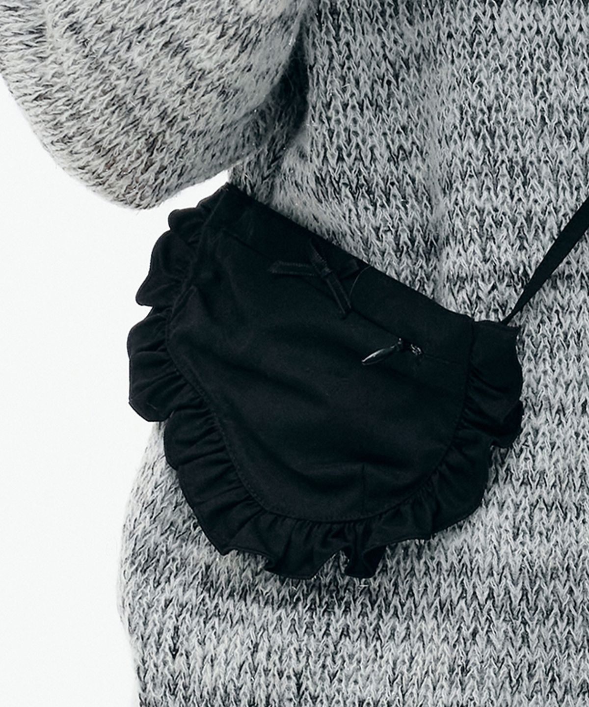 뚜오미오(TUOMIO) STRAPPY COIN BAG [BLACK]