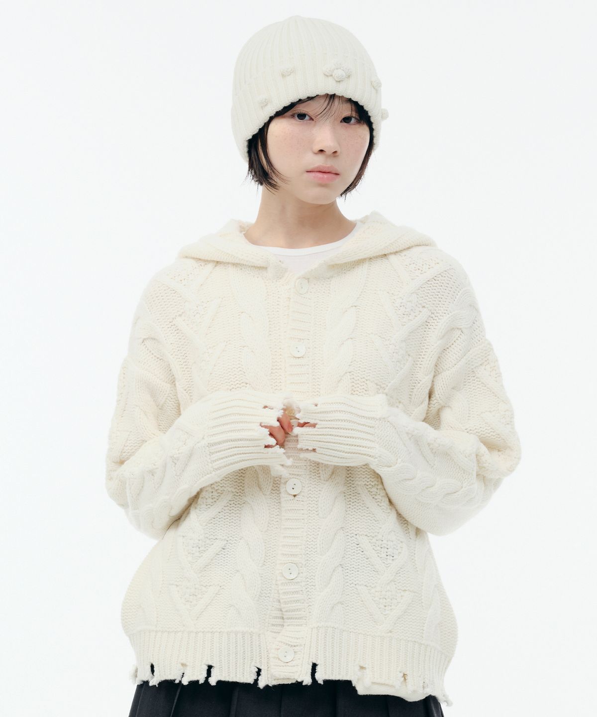 뚜오미오(TUOMIO) DAMAGED CABLE CARDIGAN [CREAM]