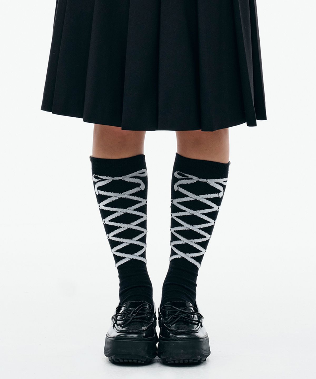 뚜오미오(TUOMIO) RIBBON GRAPHIC KNEE SOCKS [BLACK]