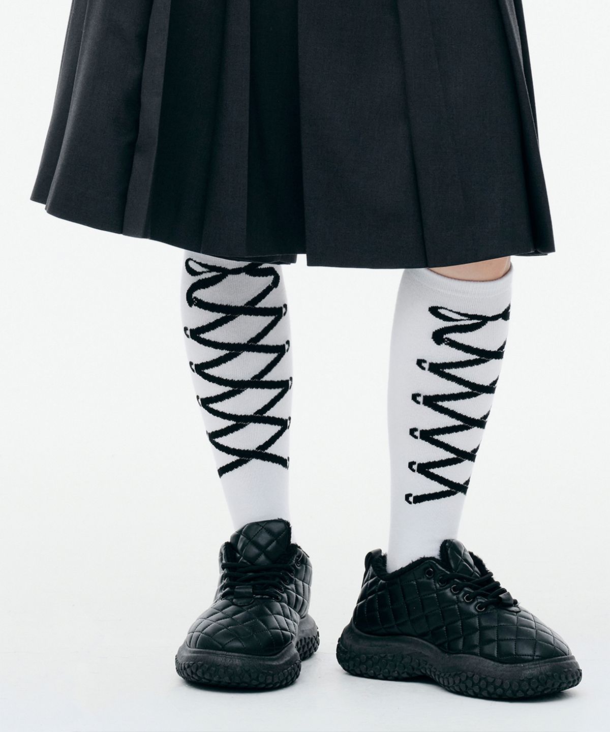 뚜오미오(TUOMIO) RIBBON GRAPHIC KNEE SOCKS [WHITE]