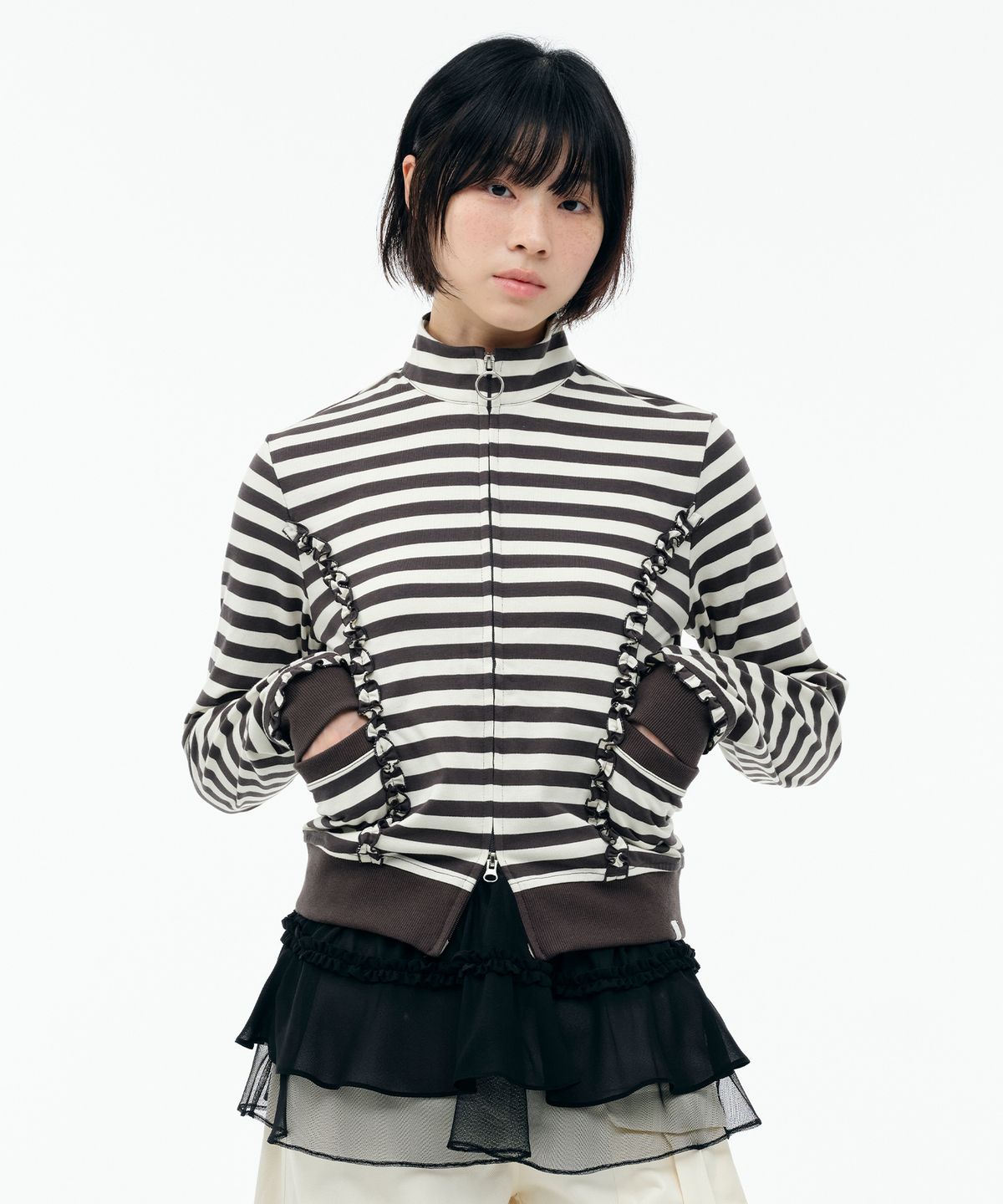뚜오미오(TUOMIO) STRIPE RUFFLE JERSEY ZIP-UP [CHARCOAL]