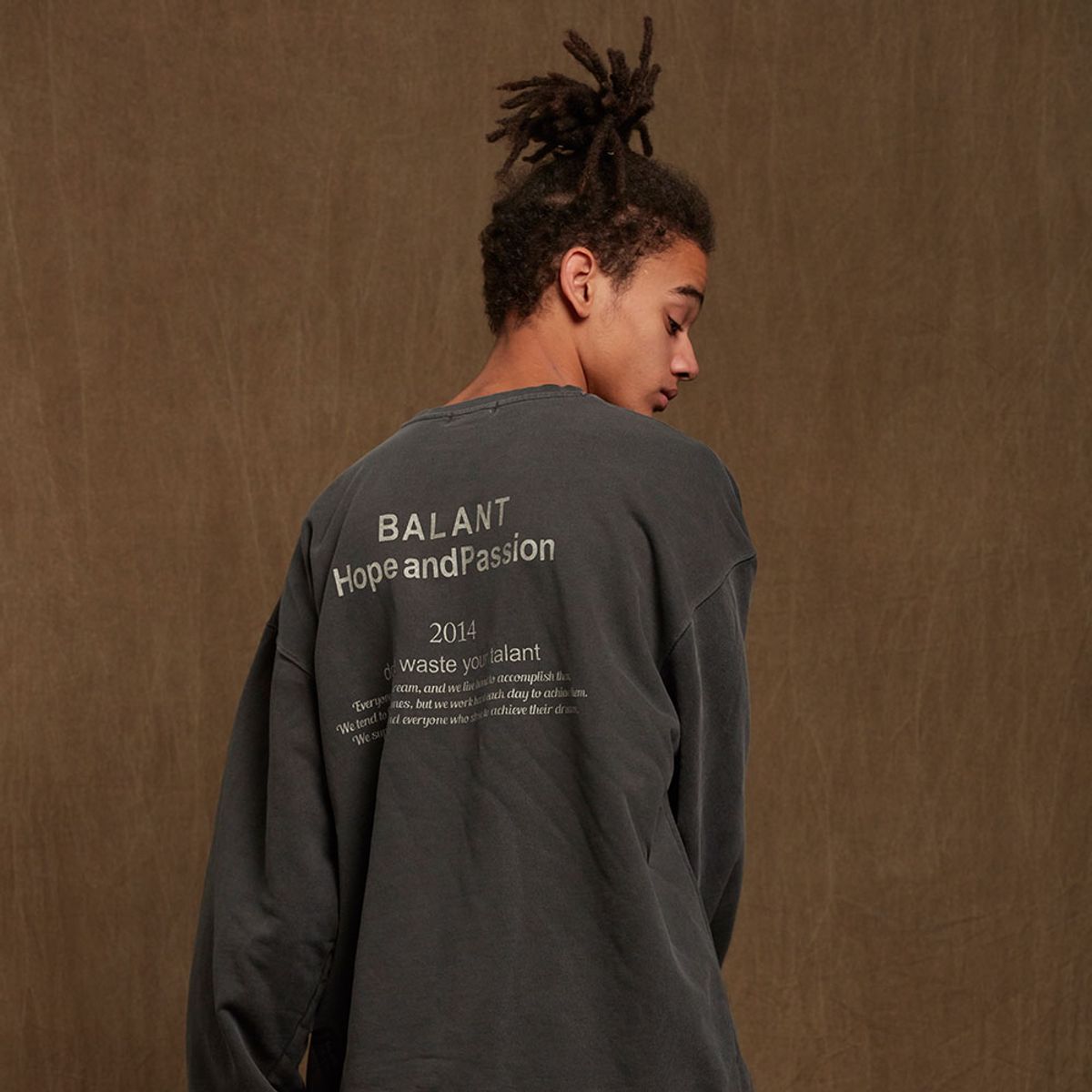 발란트(BALANT) 피그먼트 호프 앤드 패션 스웨이트셔츠 - 다크그레이