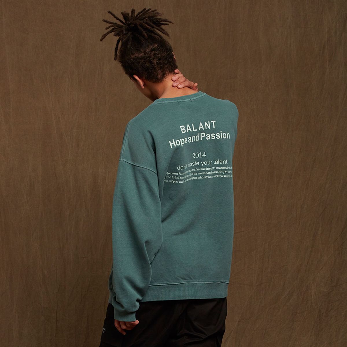 발란트(BALANT) 피그먼트 호프 앤드 패션 스웨이트셔츠 - 그린