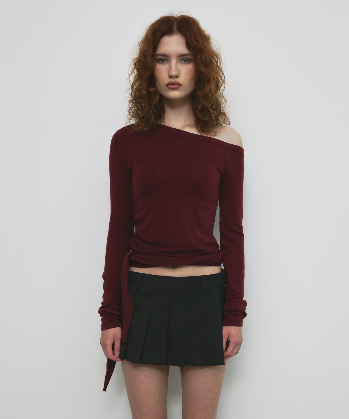 샌드릭(SANDRIC) ONE SHOULDER UNBALANCED STRAP T-SHIRT_WINE