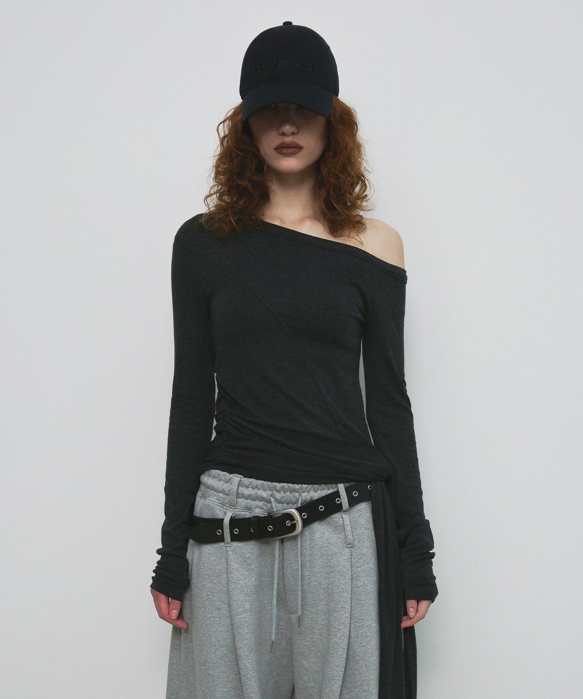 샌드릭(SANDRIC) ONE SHOULDER UNBALANCED STRAP T-SHIRT_CHARCOAL