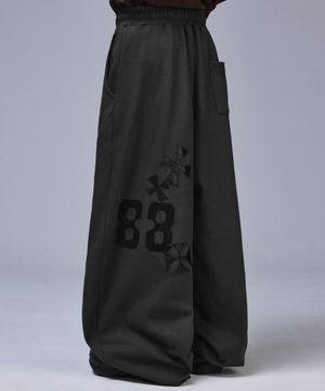 88 크로스 백 패치 스웨트 팬츠[차콜]