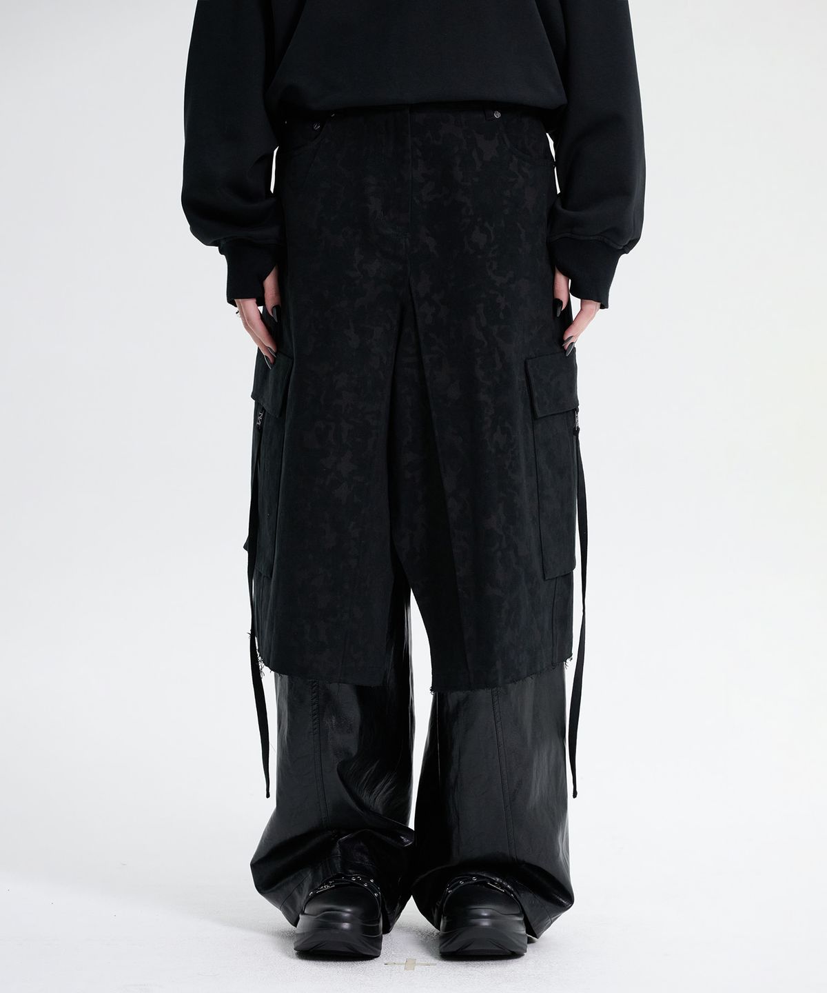 트리밍버드(TREEMINGBIRD) Camo Bermuda Cargo Skirt [ Black ]