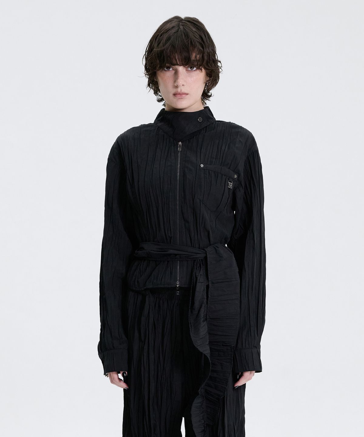 트리밍버드(TREEMINGBIRD) Crinkle Back Tie Set-up Shirt [ Black ]
