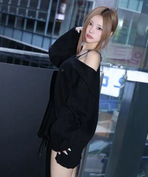 (DUC) Damaged Loose-Fit Knit Black
