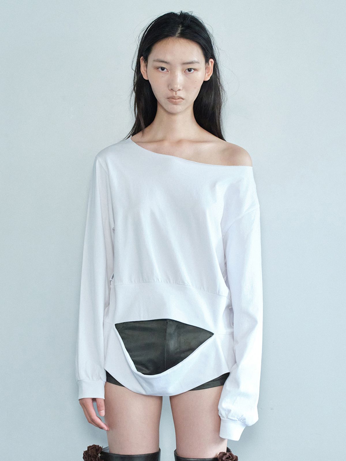세릭(CERRIC) ONE SHOULDER CUT-OFF TOP / WHITE