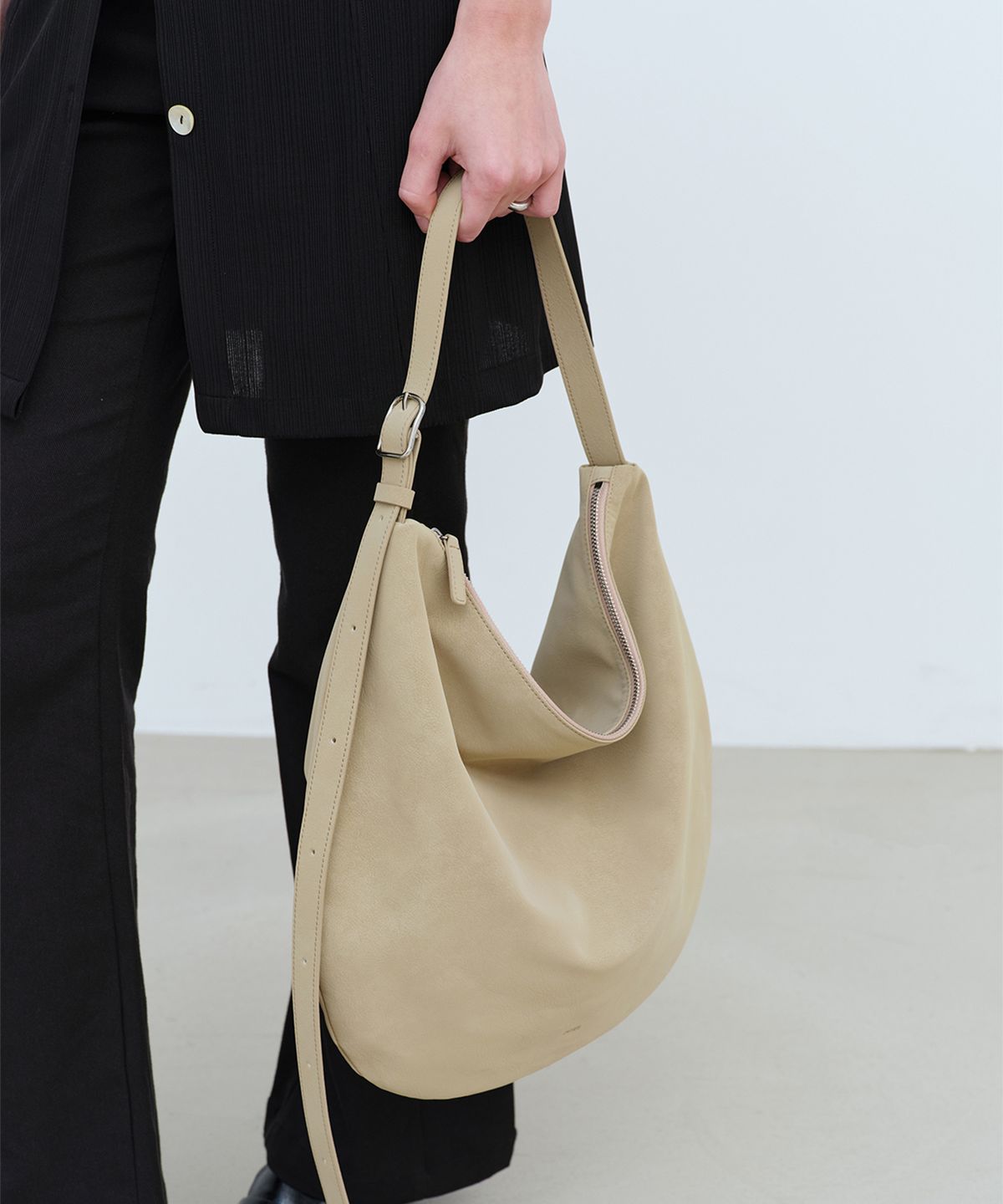 오브히(OVHEE) 베일로 문 호보백 Vaylo Moon Hobo Bag_Latte