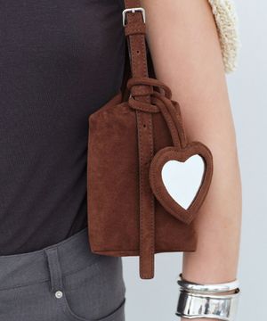 하트 스웨이드 미러 참 Heart Suede Mirror Charm_Chocolate
