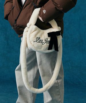 리본 퍼 크로스백 아이보리 LK2504CB02IV