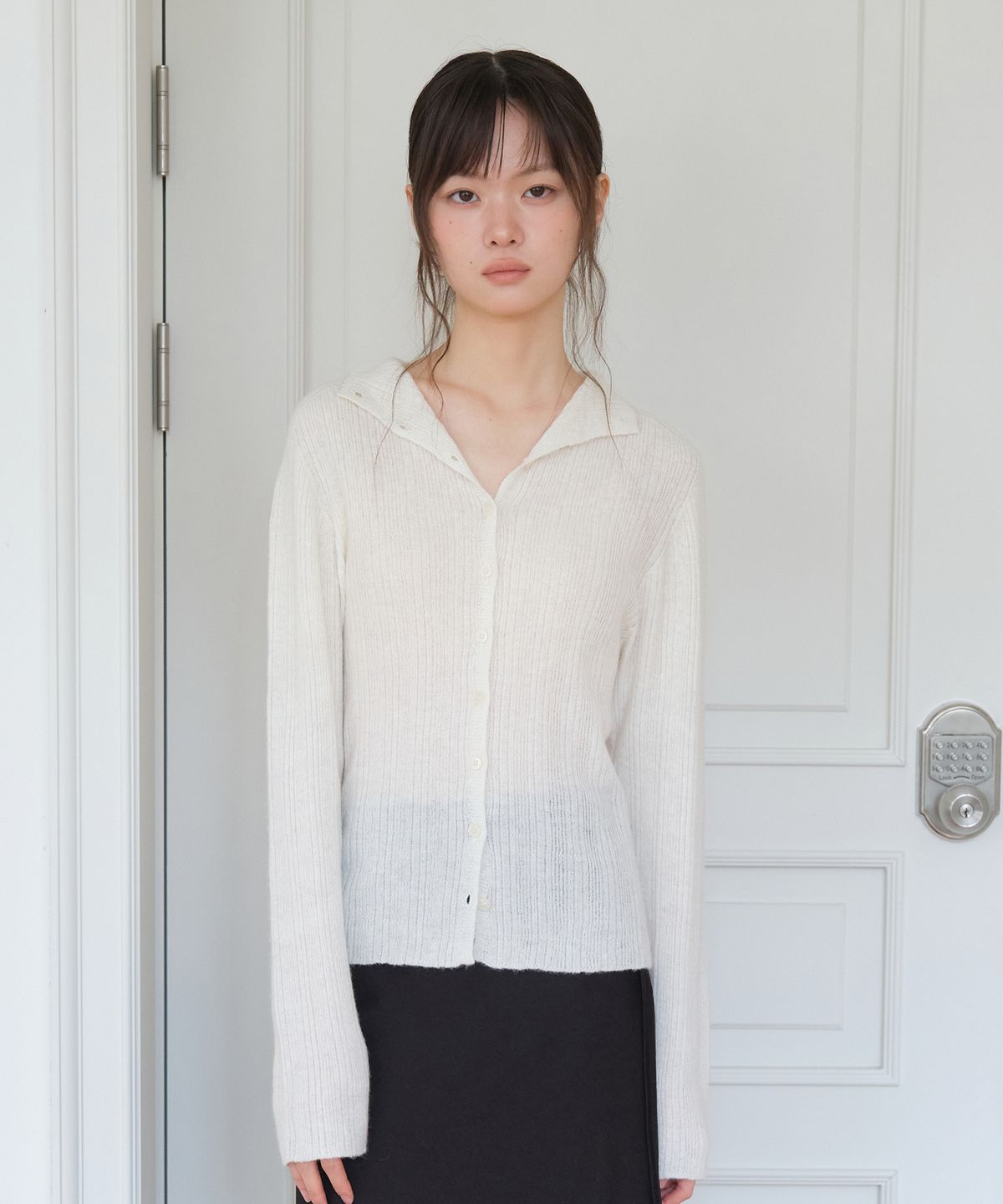 엽페(YUPPE) PLEATED BUTTON CARDIGAN_IVORY