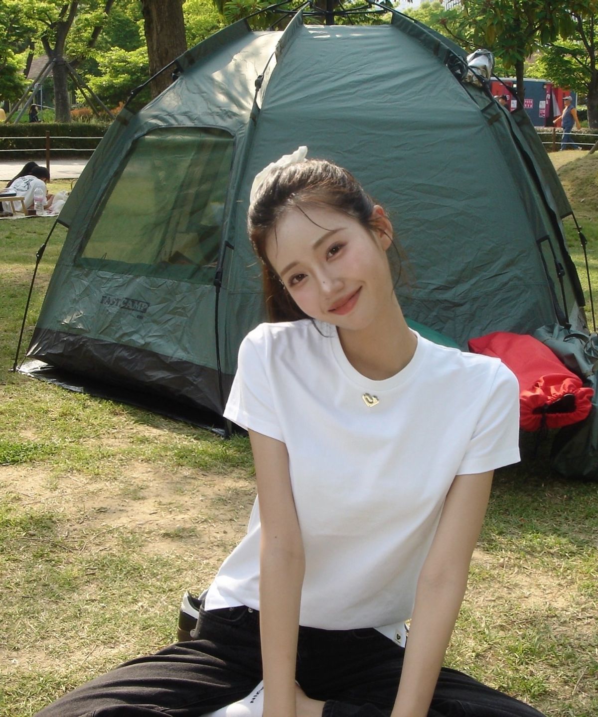 러브미오피셜(LOVEMIIOFFICIAL) 펜던트 티셔츠 화이트
