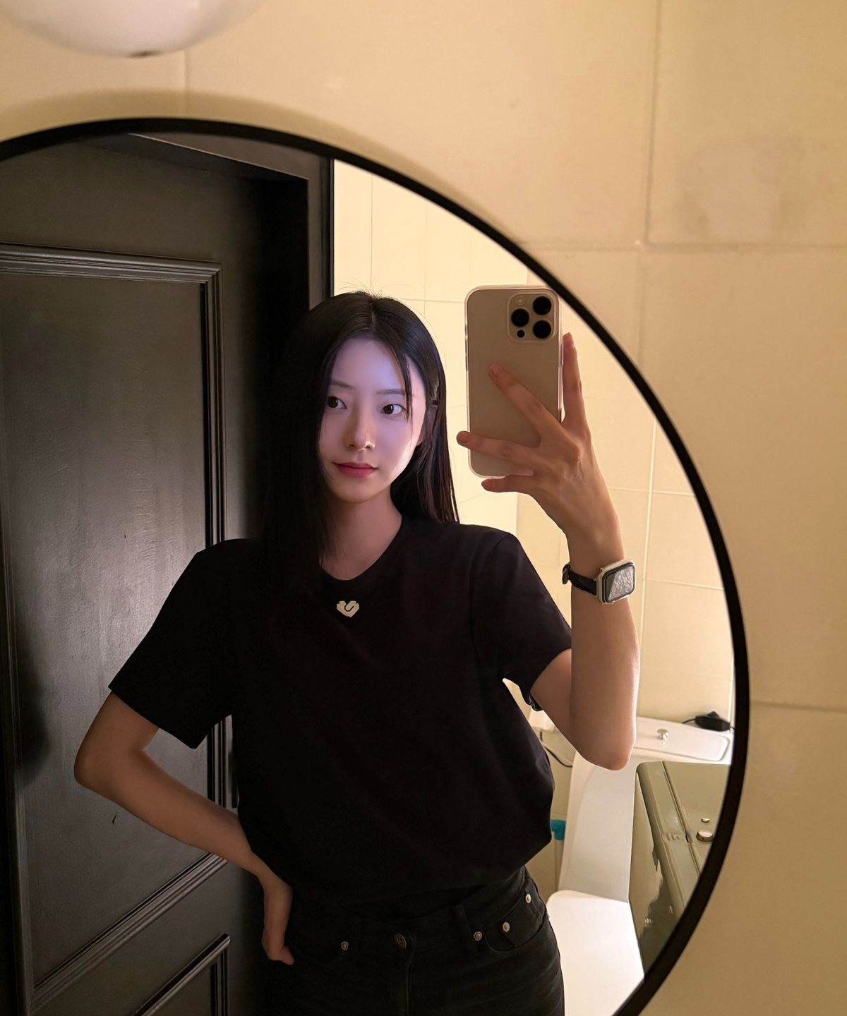 러브미오피셜(LOVEMIIOFFICIAL) 펜던트 티셔츠 블랙