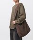 뮤티드 스웨이드 크로스 백 (DARK BROWN)