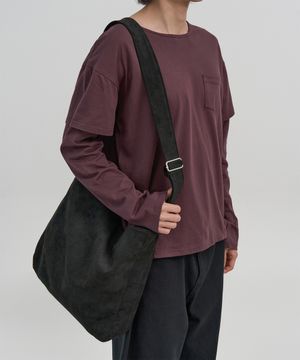 뮤티드 스웨이드 크로스 백 (BLACK)