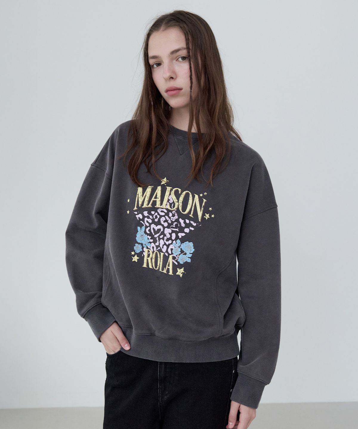 로라로라(ROLAROLA) MAISON DE ROLA PIGMENT SWEATSHIRT CHARCOAL