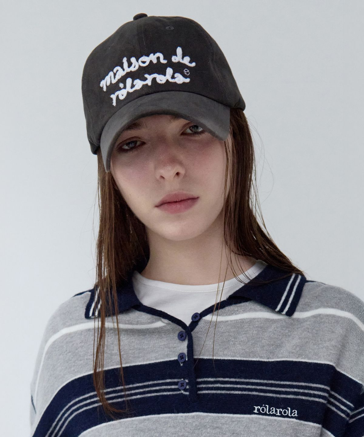 로라로라(ROLAROLA) MAISON DE ROLA EMBROIDERY CAP CHARCOAL GRAY