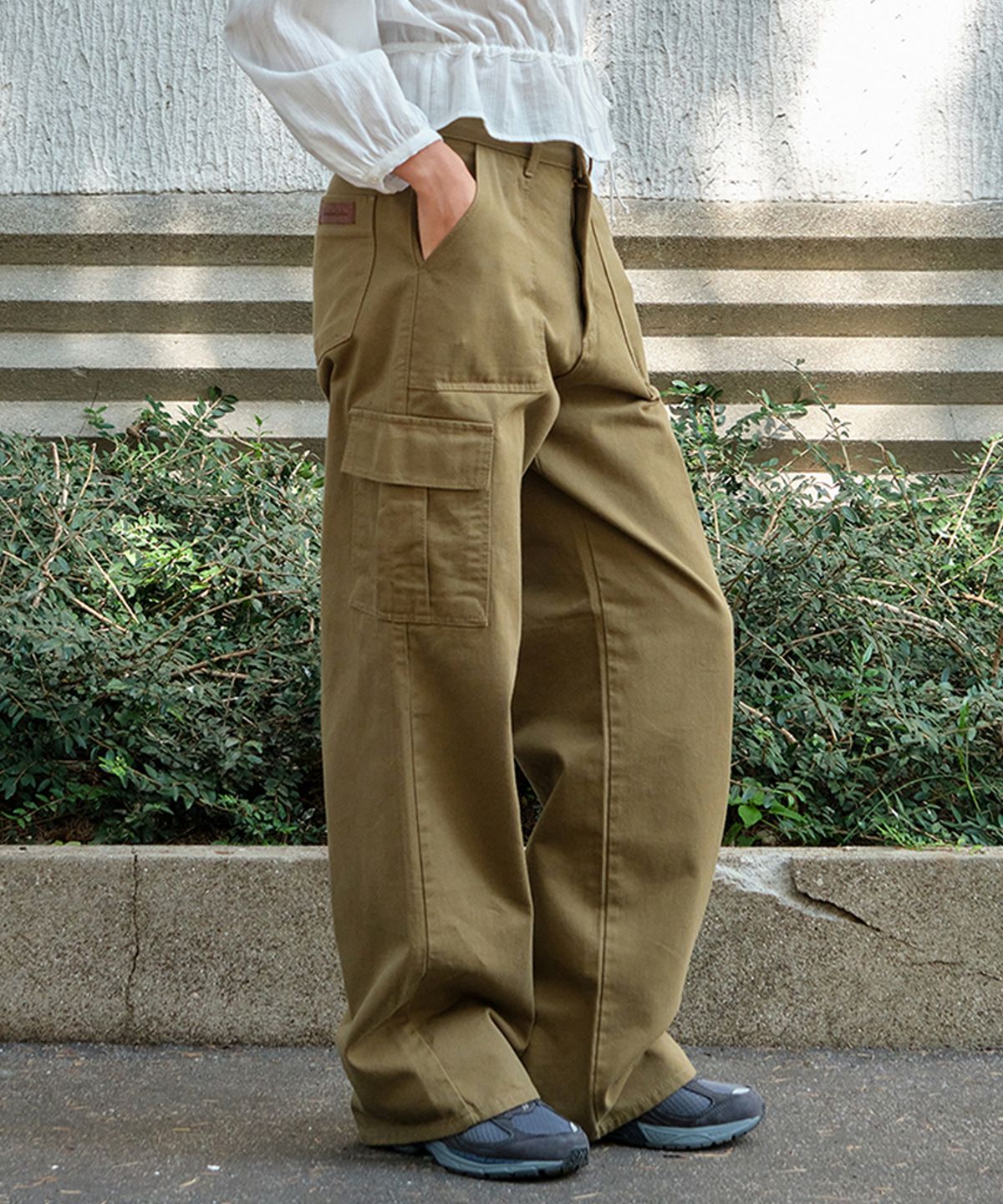 썸웨어버터(SOMEWHEREBUTTER) Jeep Wide Cargo Pants - Khaki