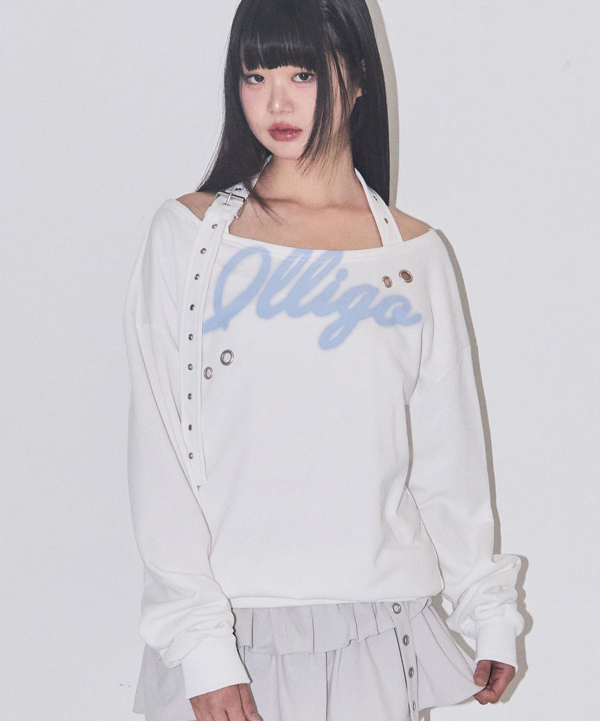 일리고(ILLIGO) 129 버클 오프숄더 맨투맨 화이트