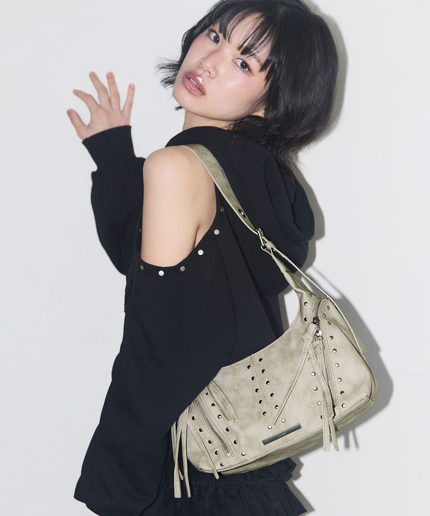 MUSINSA公式 | ILLIGO リーフアイレットショルダーバッグベージュ