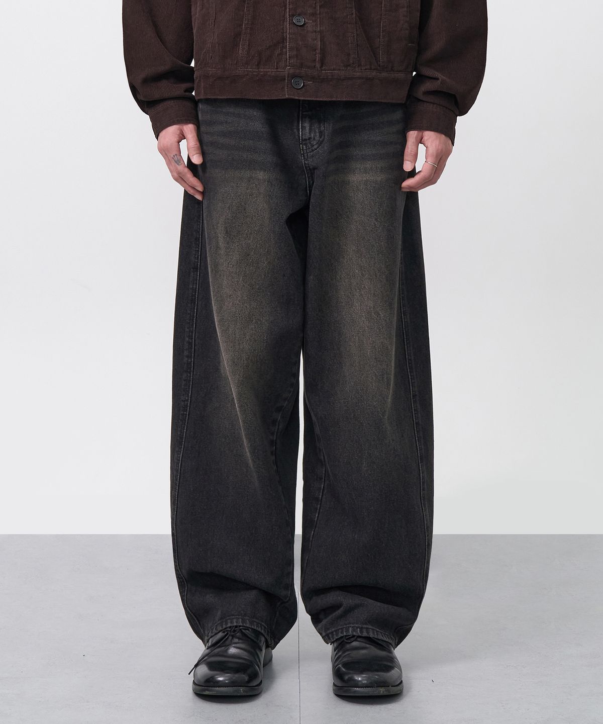 엑스컨테이너(EXCONTAINER) 딥 커브드 데님 팬츠 (DUSTY BLACK)