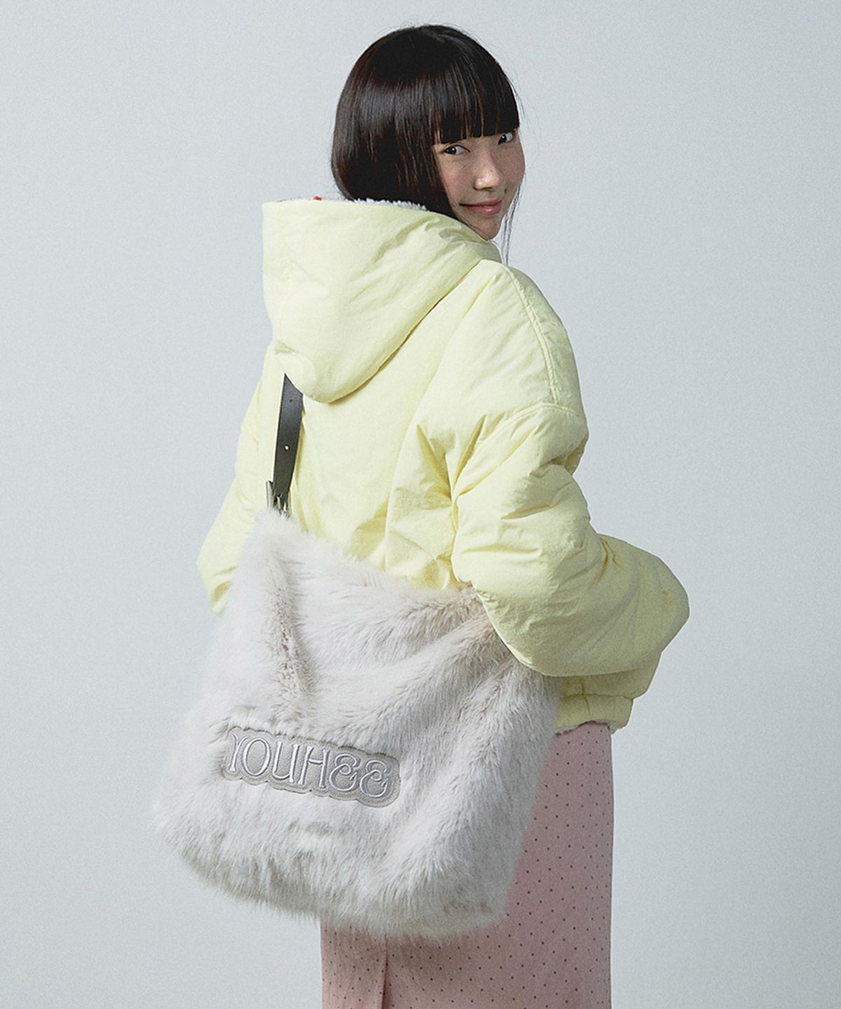 유희(YOUHEE) FLUFFY FUR BIG BAG GREY