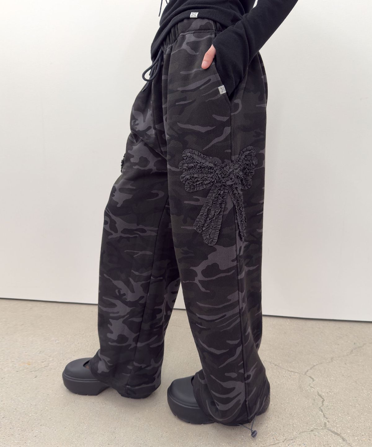 타입서비스(TYPESERVICE) Camo Bow Sweatpants [Charcoal]