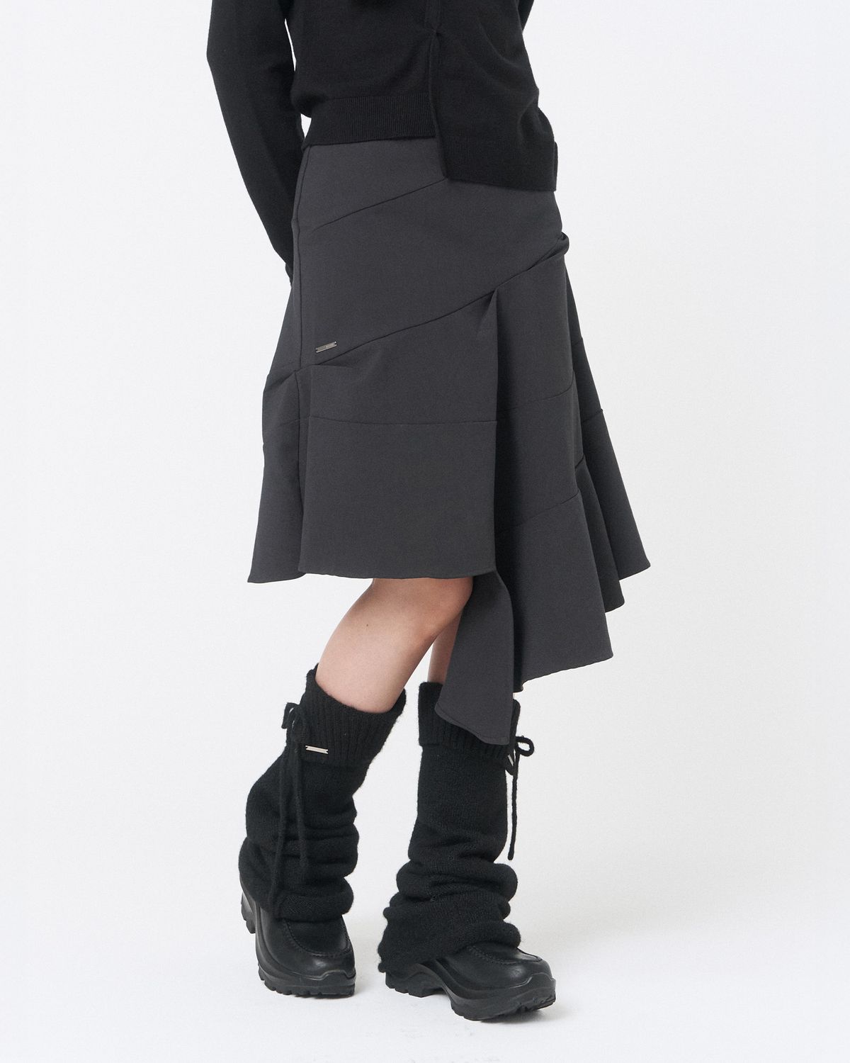 미세키서울(MISEKI SEOUL) Diagonal midi skirt CHARCOAL