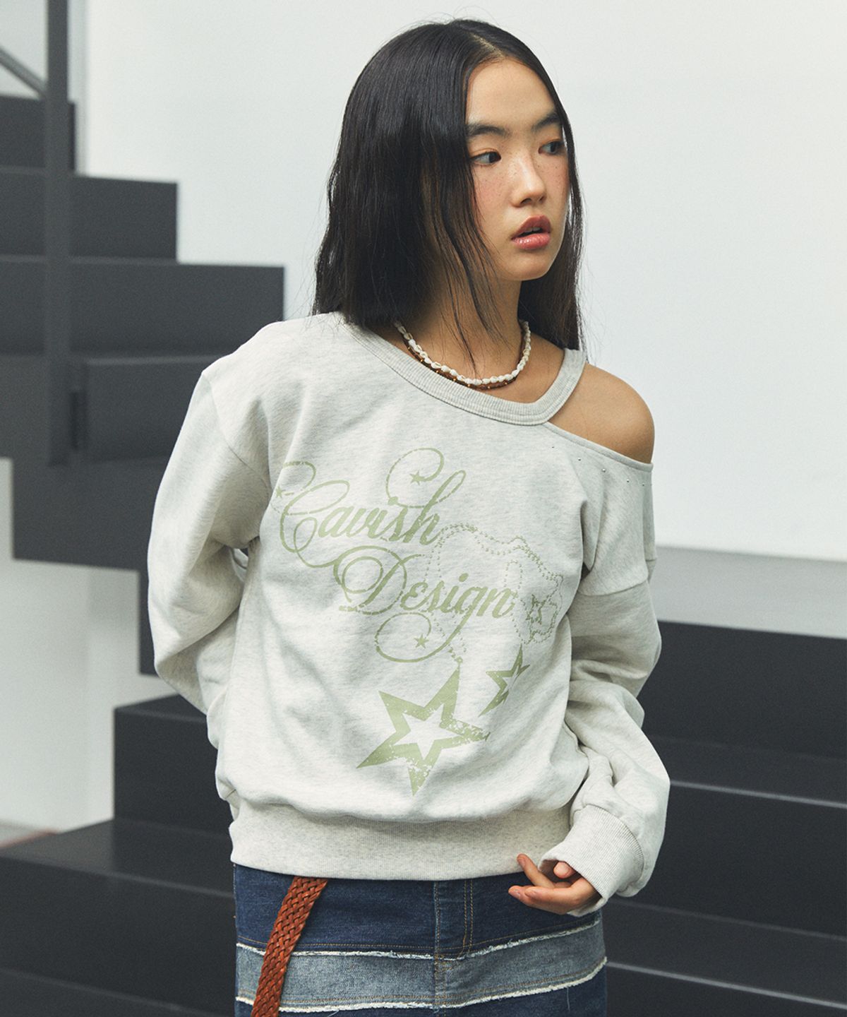 카비시(CAVISH) W OFF SHOULDER NECKLACE SWEATSHIRT YELLOW(CV2FFFM440A)