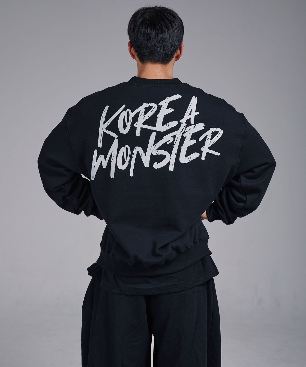 코리아몬스터(KOREAMONSTER) KM06 KOREAMOSTER 오버핏 맨투맨 블랙