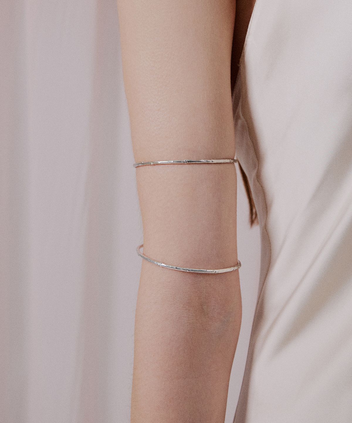 뷰린(BURIN) 유영 Hole flow Bangle