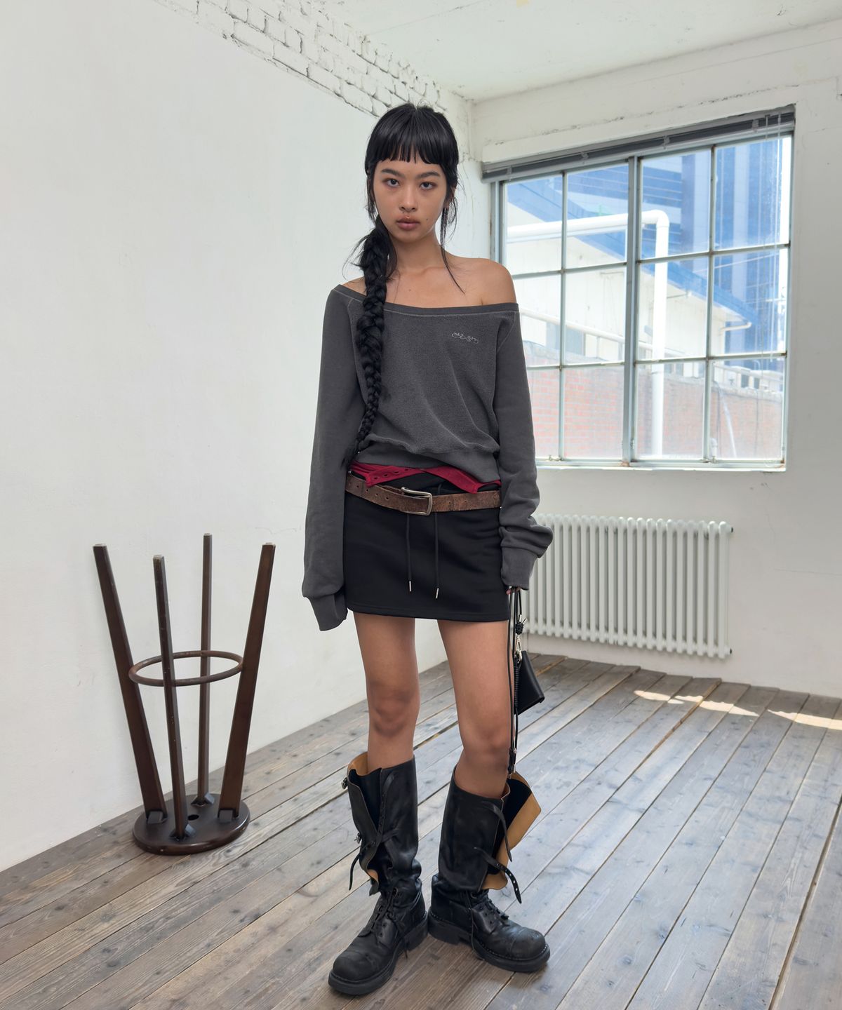 포르테나(PORTERNA) OFF-SHOULDER REVERSE LOOP SWEATSHIRT-CHARCOAL
