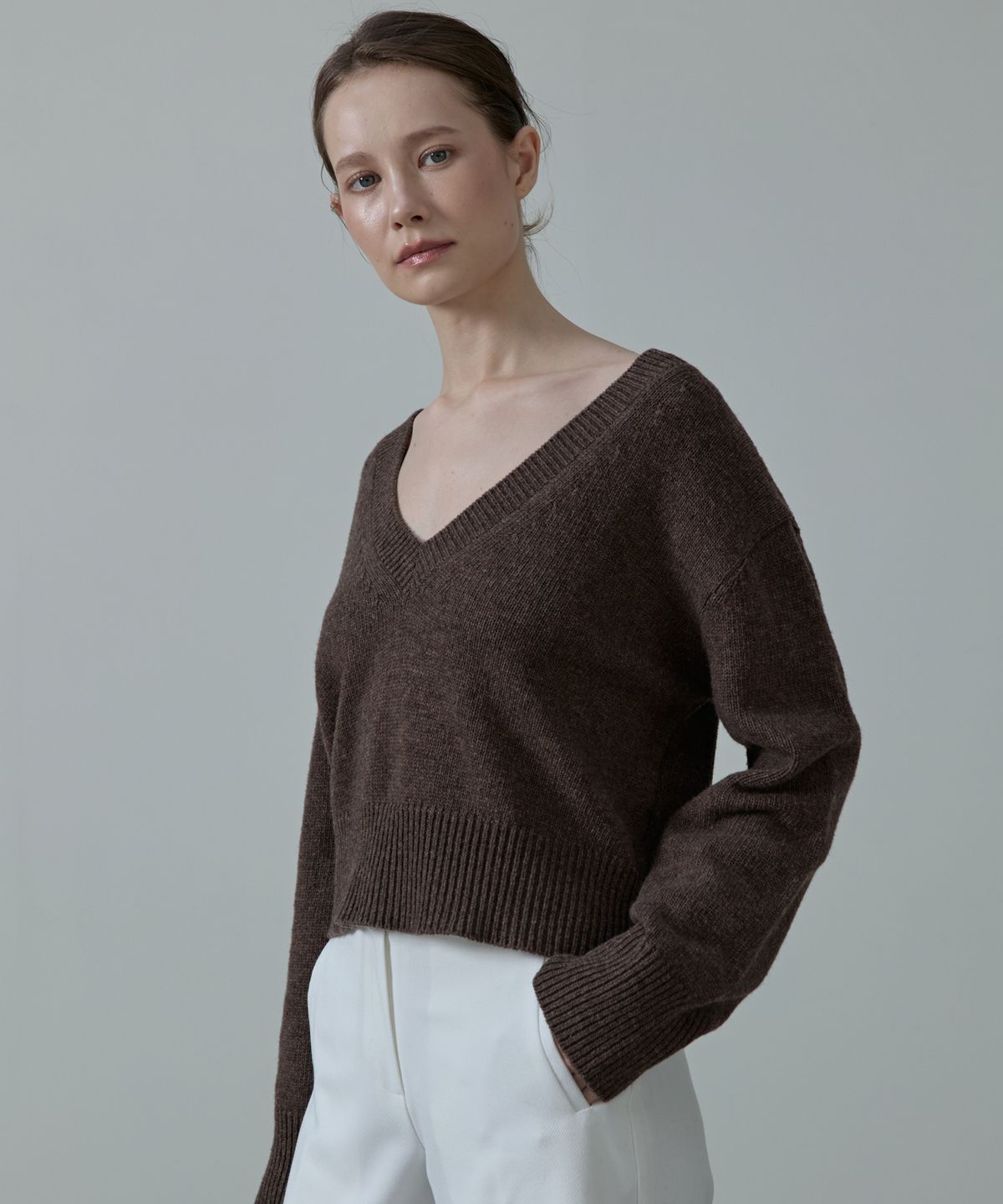 아흐레(AHRE) Moana Renew Wool Cropped V-Neck Knit_BROWN