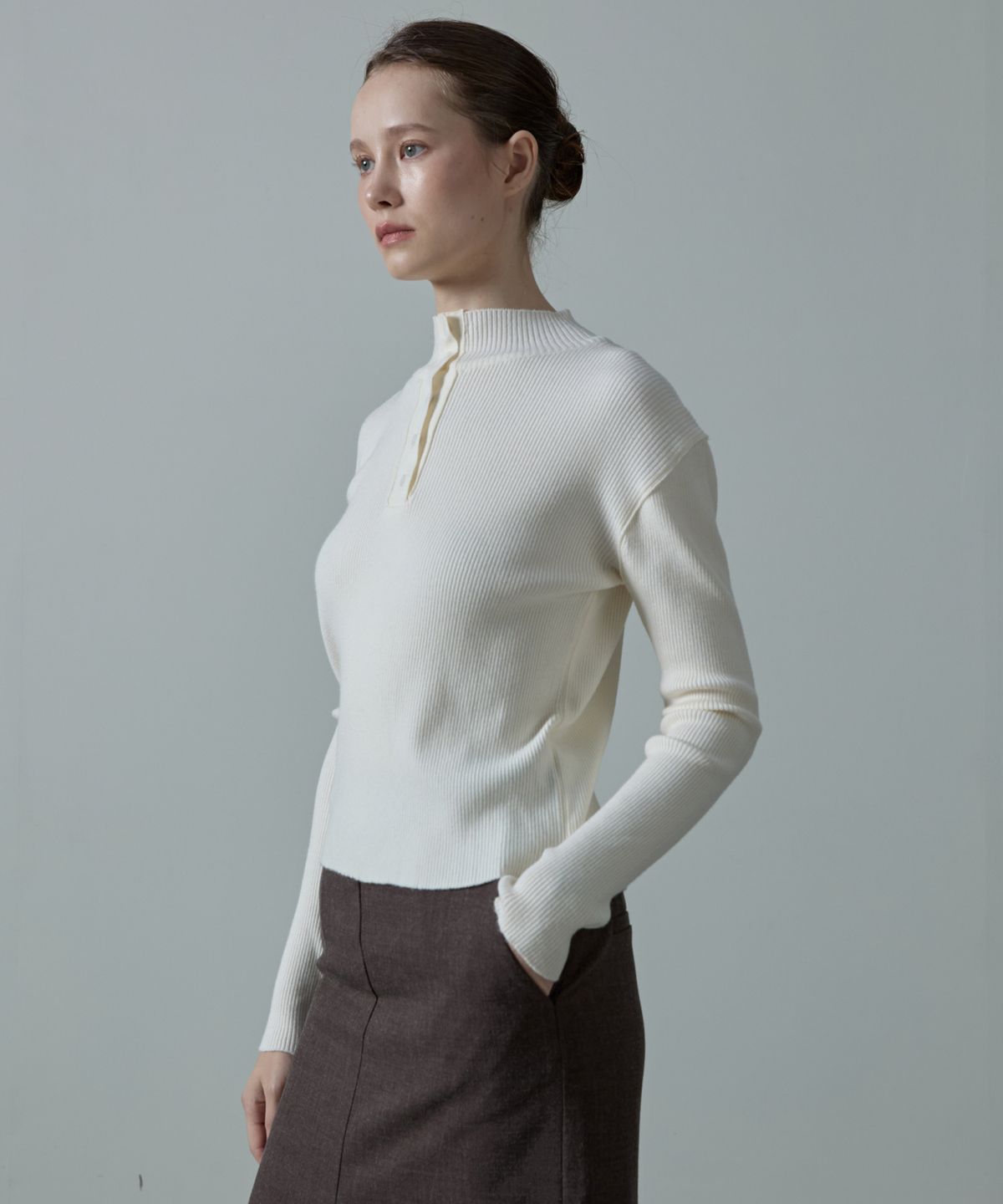 아흐레(AHRE) Aera Tension-Fit Henley Rib Half-Neck Knit_WHITE