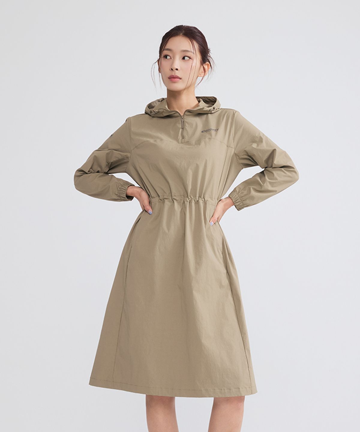 디스커버리 익스페디션(DISCOVERY EXPEDITION) 여성 우븐 후드형 아노락 원피스 (BEIGE)