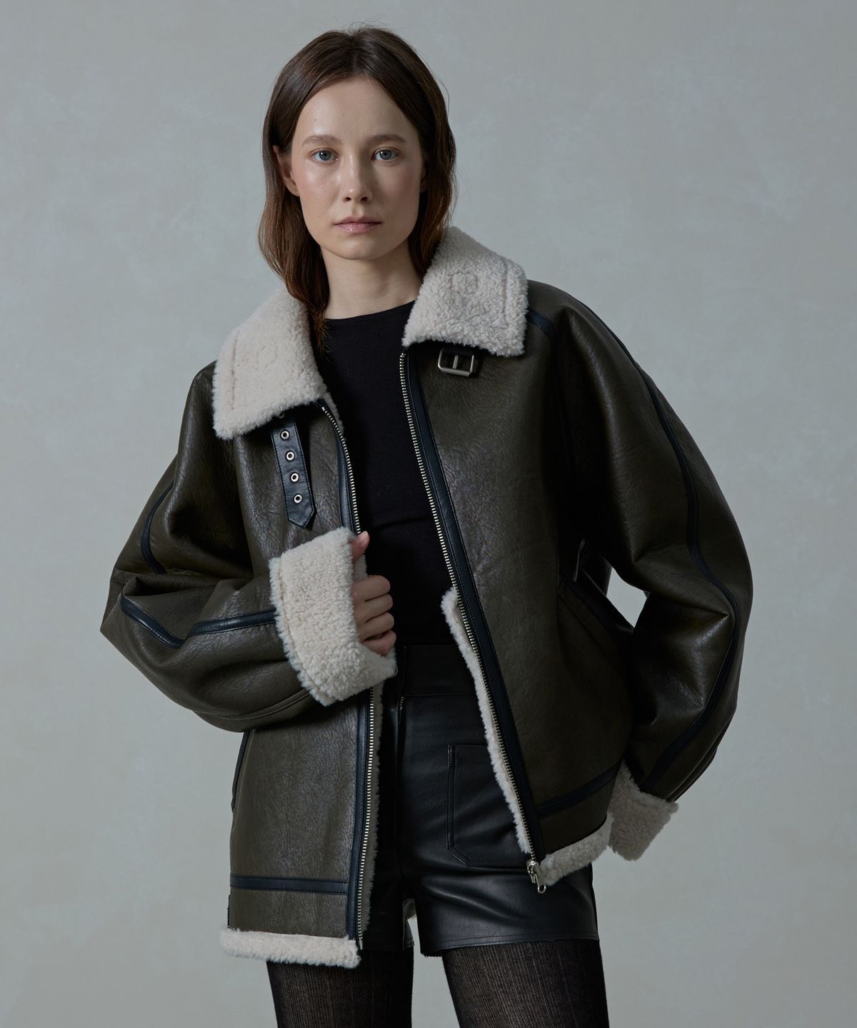 아흐레(AHRE) Baum Oversized Reversible Shearling Mustang_KHAKI