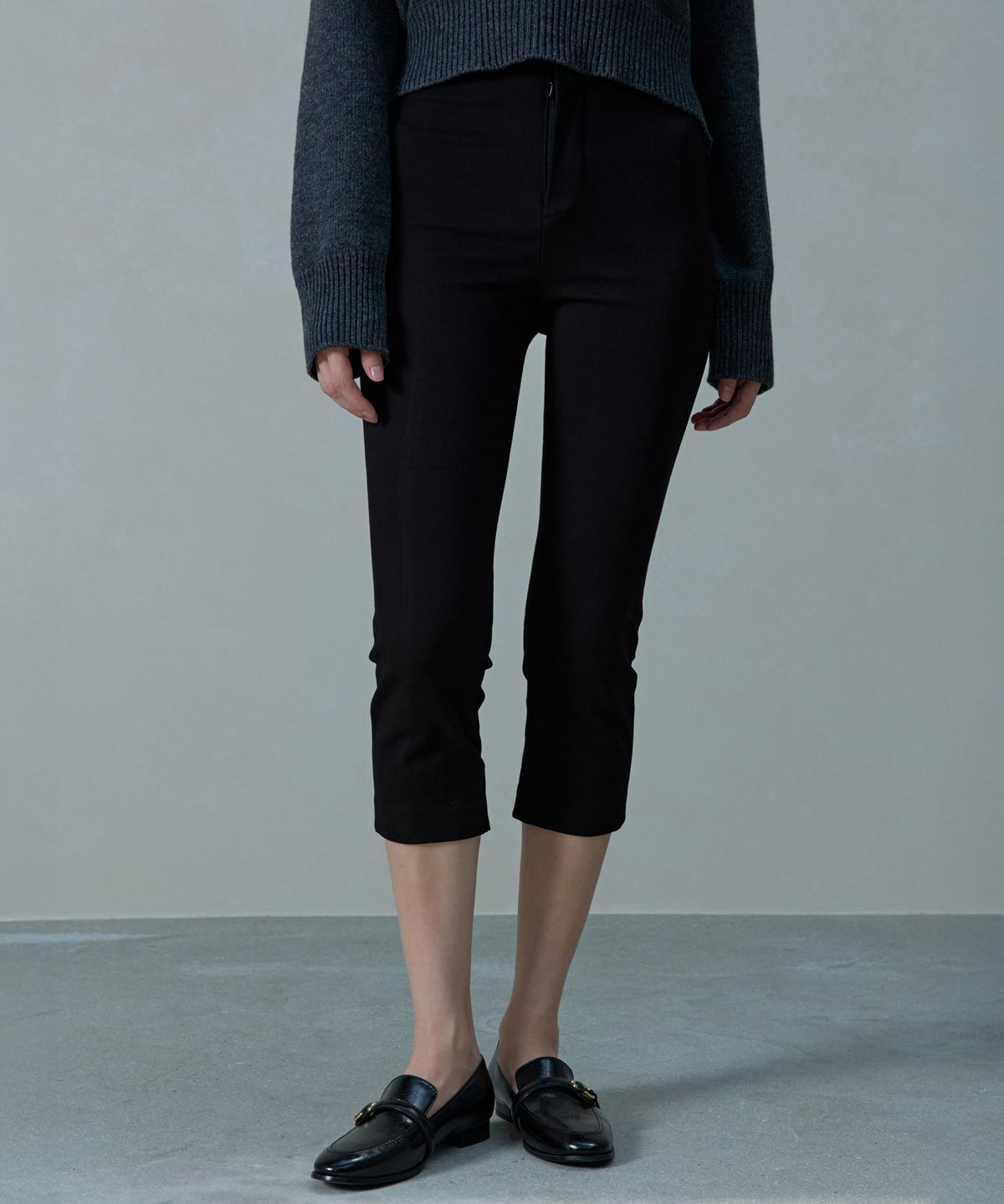 아흐레(AHRE) Slen Slim Fleece Span Cropped Capri Pants_BLACK
