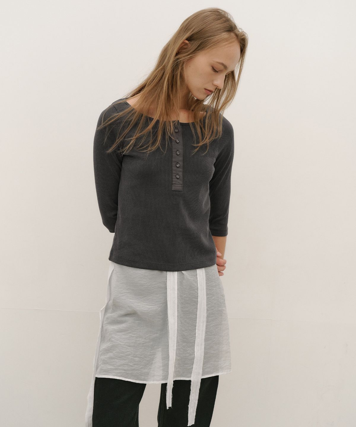 로우타이드(LOW TIDE) HENLEY NECK TOP [CHARCOAL]