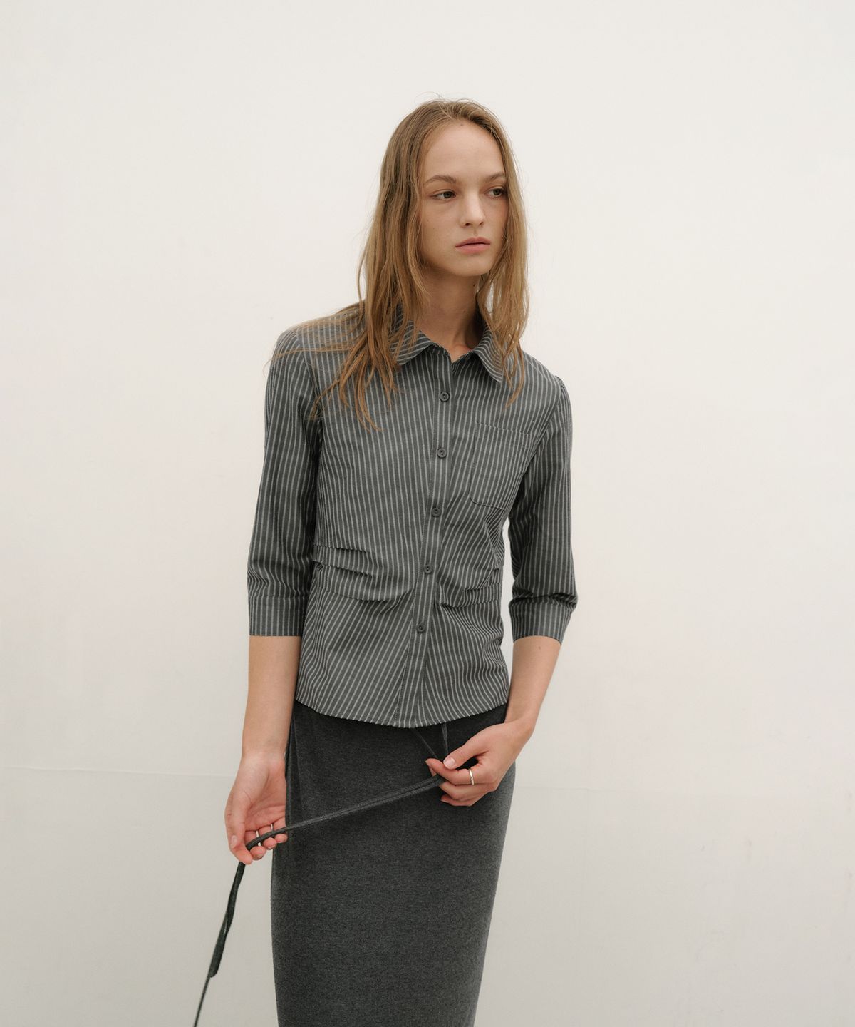 로우타이드(LOW TIDE) STRIPE TUCK SHIRT [CHARCOAL]