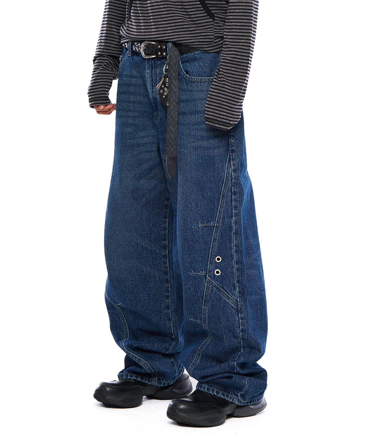 아캄(AAKAM) Incision Eyelet Washed Denim Pants (Blue)