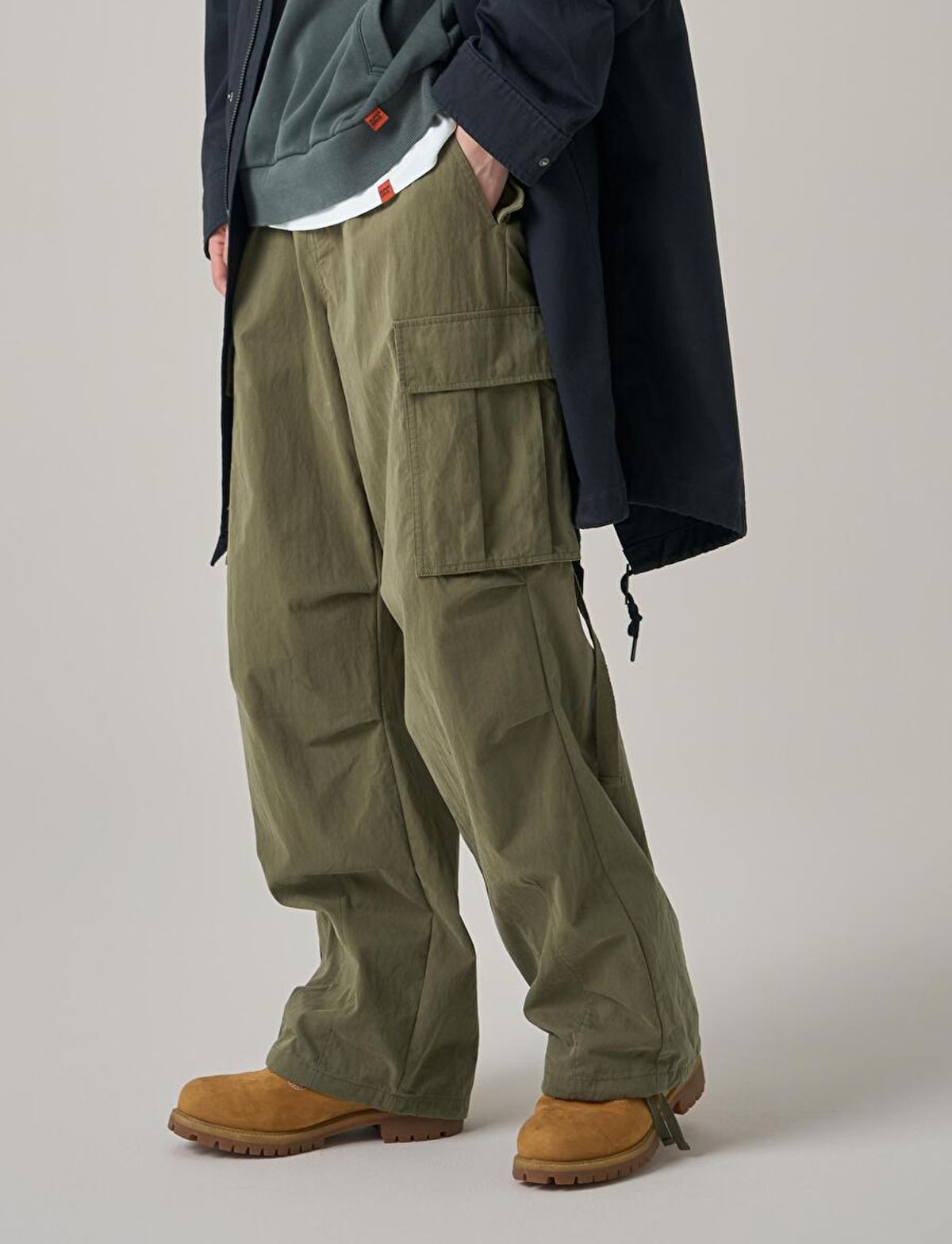 슈퍼드라이(SUPERDRY) 카코 와이드 파라슈트 팬츠 다크카키