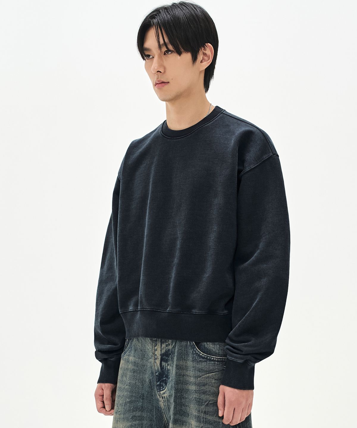 소버먼트(SOVERMENT) 980G 크롭 피그먼트 맨투맨-워시드 블랙-