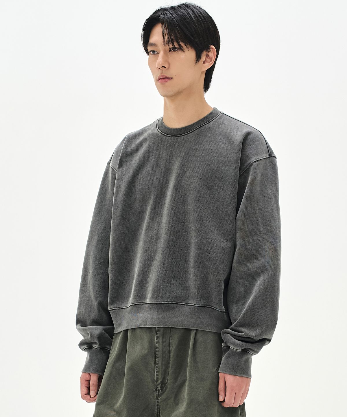 소버먼트(SOVERMENT) 980G 크롭 피그먼트 맨투맨-차콜-