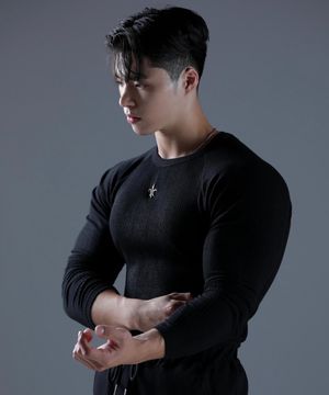 크루넥 니트 머슬핏 긴팔티셔츠